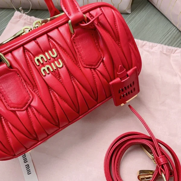 高仿包 MiuMiu Matelassé 新款 褶皺皮革手挽袋：圖片 6