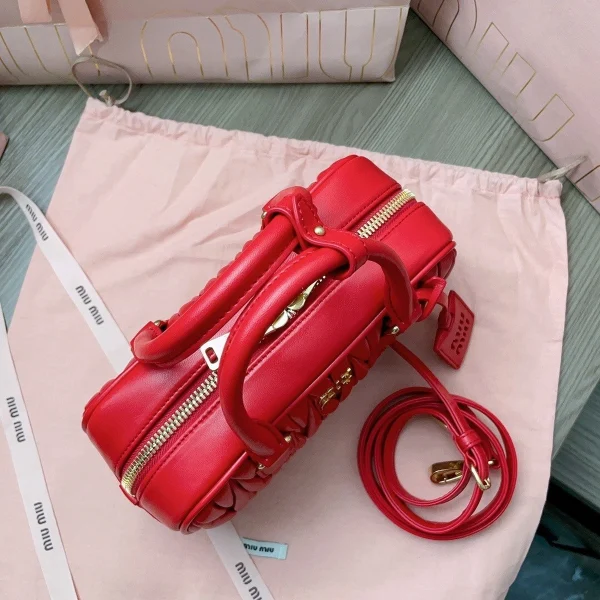 高仿包 MiuMiu Matelassé 新款 褶皺皮革手挽袋：圖片 7