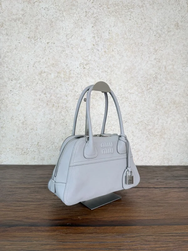 高仿包 MiuMiu Vivant 新款 小羊皮手挽袋 淺灰色：圖片 3