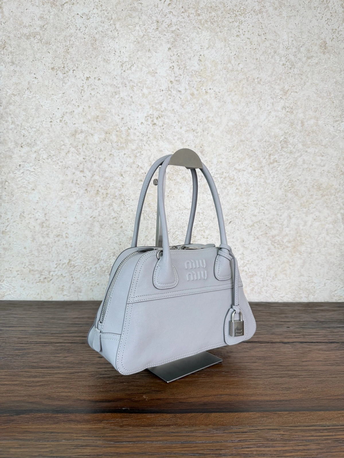高仿包 MiuMiu Vivant 新款 小羊皮手挽袋 淺灰色 2 高仿包 MiuMiu Vivant 新款 小羊皮手挽袋 淺灰色