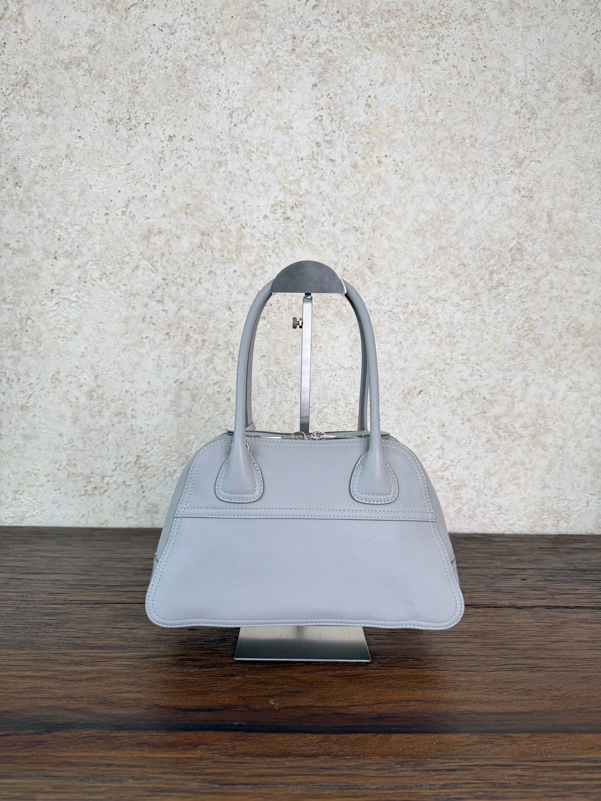 高仿包 MiuMiu Vivant 新款 小羊皮手挽袋 淺灰色 1 高仿包 MiuMiu Vivant 新款 小羊皮手挽袋 淺灰色