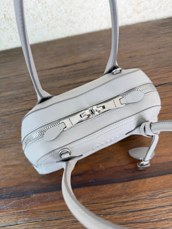 高仿包 MiuMiu Vivant 新款 小羊皮手挽袋 淺灰色：圖片 8