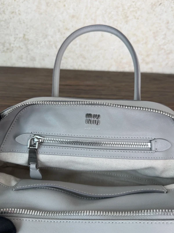 高仿包 MiuMiu Vivant 新款 小羊皮手挽袋 淺灰色：圖片 10