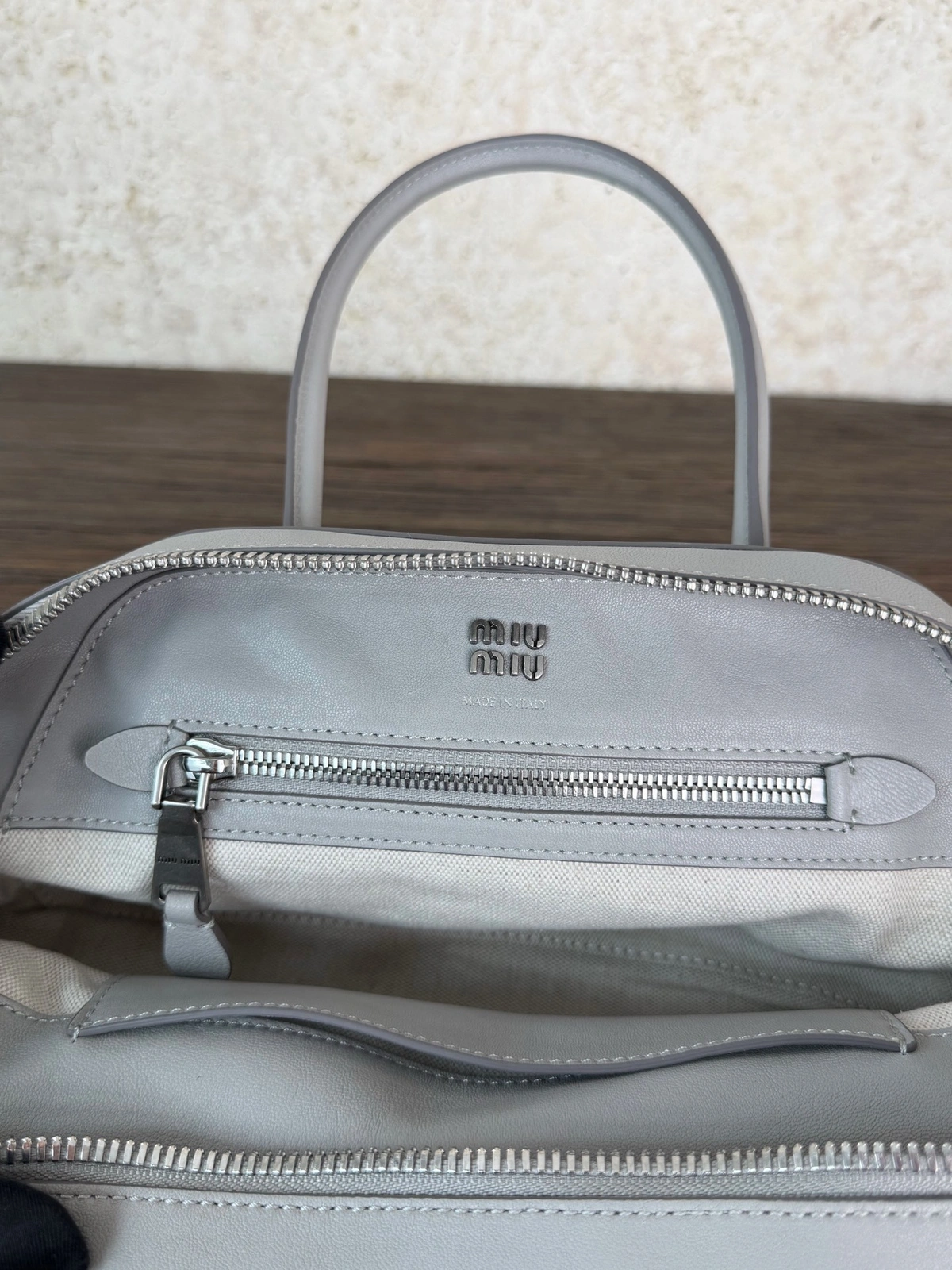 高仿包 MiuMiu Vivant 新款 小羊皮手挽袋 淺灰色 9 高仿包 MiuMiu Vivant 新款 小羊皮手挽袋 淺灰色