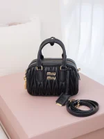 高仿包 MiuMiu Matelassé 新款 褶皺皮革手挽袋：圖片 2