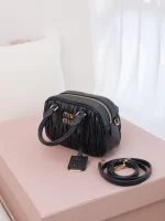 高仿包 MiuMiu Matelassé 新款 褶皺皮革手挽袋：圖片 3