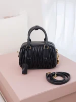 高仿包 MiuMiu Matelassé 新款 褶皺皮革手挽袋：圖片 4