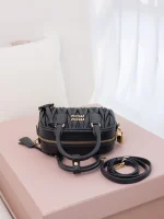 高仿包 MiuMiu Matelassé 新款 褶皺皮革手挽袋：圖片 5