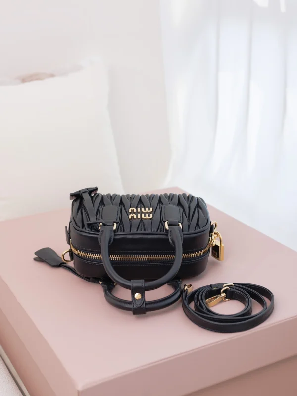 高仿包 MiuMiu Matelassé 新款 褶皺皮革手挽袋：圖片 5
