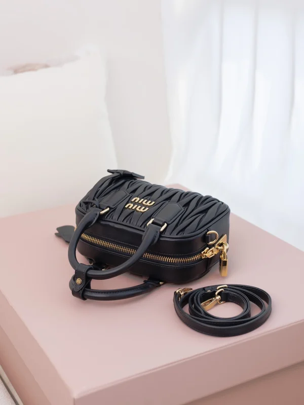 高仿包 MiuMiu Matelassé 新款 褶皺皮革手挽袋：圖片 6