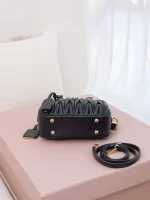 高仿包 MiuMiu Matelassé 新款 褶皺皮革手挽袋：圖片 7