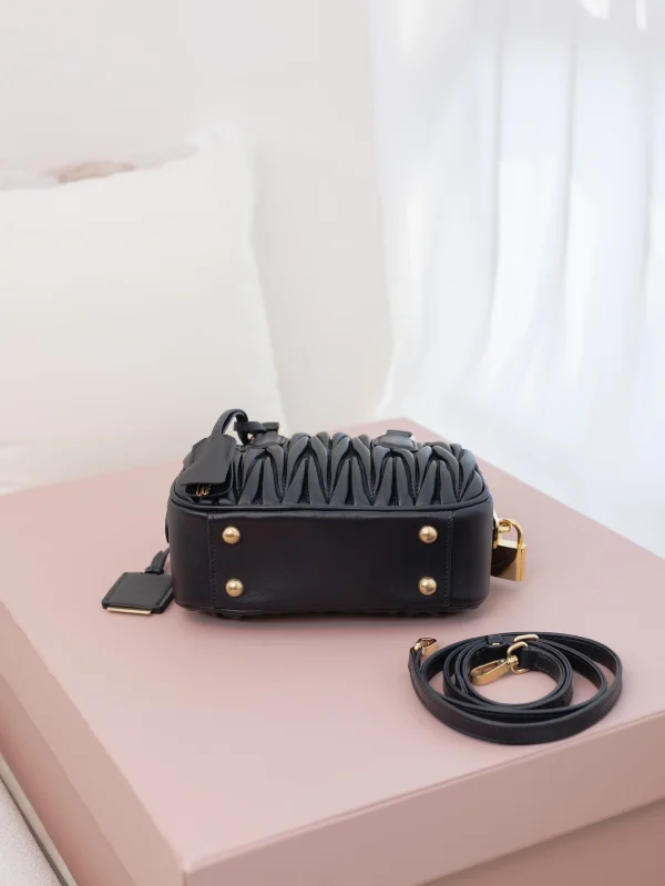 高仿包 MiuMiu Matelassé 新款 褶皺皮革手挽袋：圖片 7