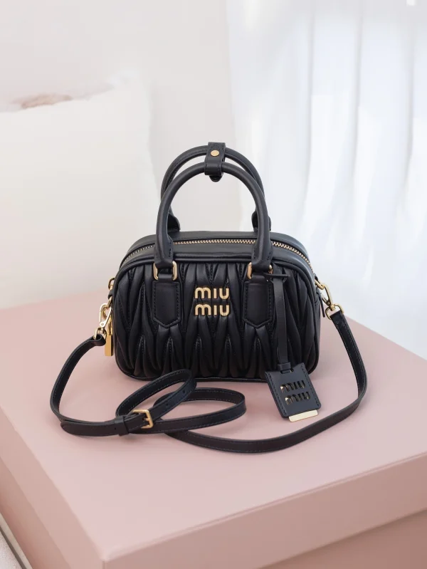 高仿包 MiuMiu Matelassé 新款 褶皺皮革手挽袋：圖片 8