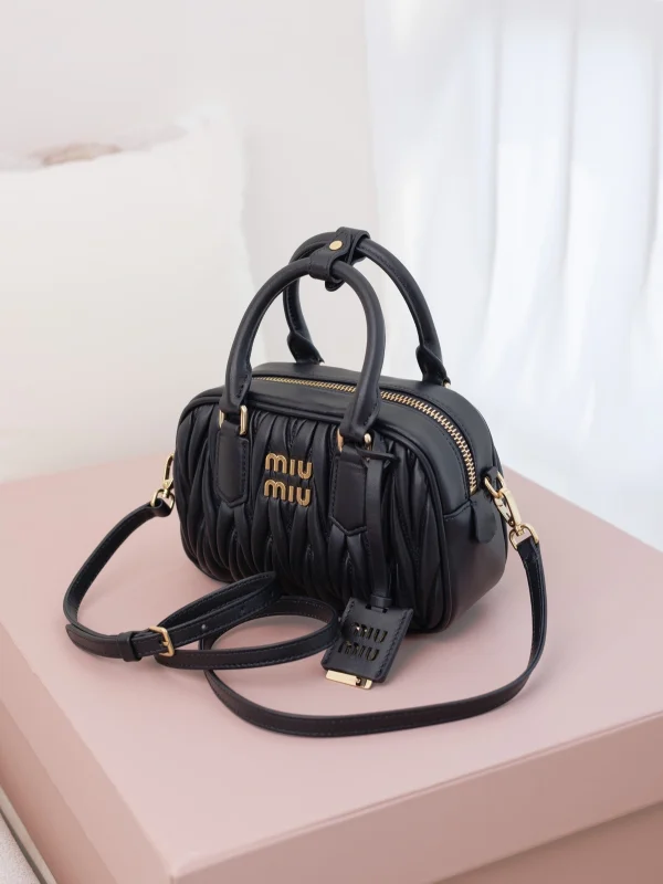 高仿包 MiuMiu Matelassé 新款 褶皺皮革手挽袋：圖片 10