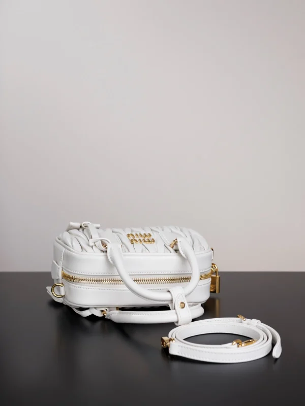 高仿包 MiuMiu Matelassé 新款 褶皺皮革手挽袋：圖片 5
