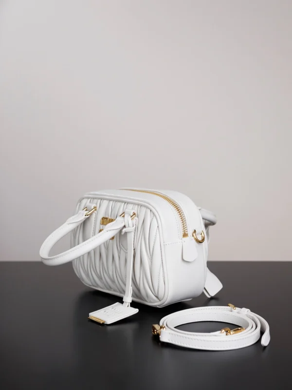 高仿包 MiuMiu Matelassé 新款 褶皺皮革手挽袋：圖片 6