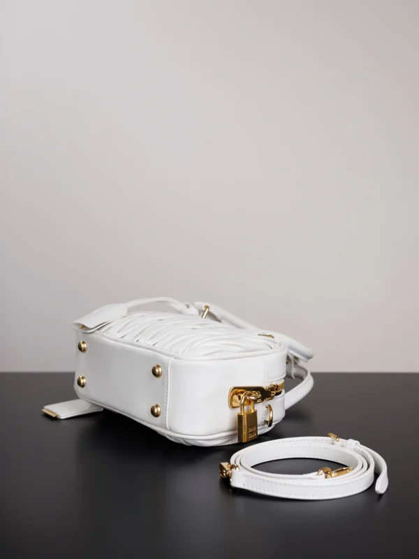 高仿包 MiuMiu Matelassé 新款 褶皺皮革手挽袋：圖片 7