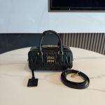 高仿包 MiuMiu Matelassé 新款 褶皺皮革手挽袋：圖片 2