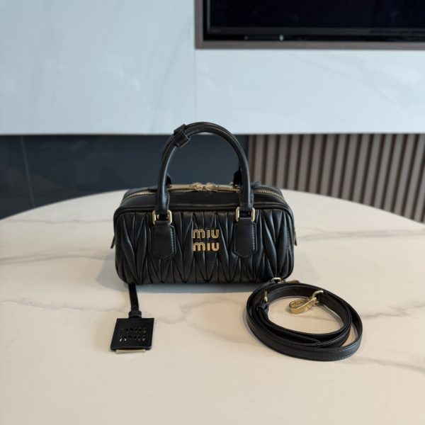 高仿包 MiuMiu Matelassé 新款 褶皺皮革手挽袋：圖片 2