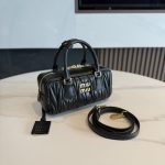 高仿包 MiuMiu Matelassé 新款 褶皺皮革手挽袋：圖片 3