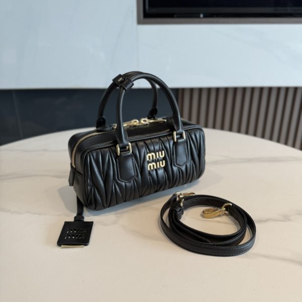 高仿包 MiuMiu Matelassé 新款 褶皺皮革手挽袋：圖片 3