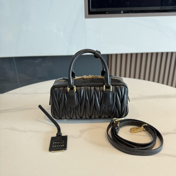 高仿包 MiuMiu Matelassé 新款 褶皺皮革手挽袋：圖片 4