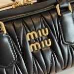 高仿包 MiuMiu Matelassé 新款 褶皺皮革手挽袋：圖片 6