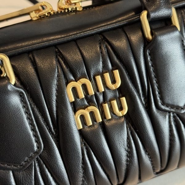 高仿包 MiuMiu Matelassé 新款 褶皺皮革手挽袋：圖片 6