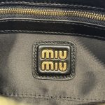 高仿包 MiuMiu Matelassé 新款 褶皺皮革手挽袋：圖片 9