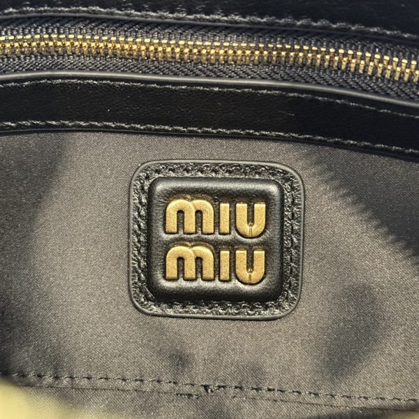 高仿包 MiuMiu Matelassé 新款 褶皺皮革手挽袋：圖片 9