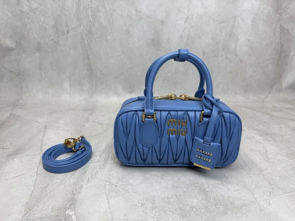高仿包 MiuMiu Matelassé 新款 褶皺皮革手挽袋：圖片 2