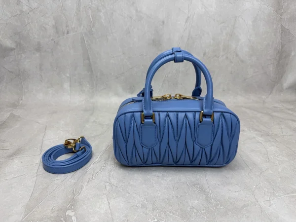 高仿包 MiuMiu Matelassé 新款 褶皺皮革手挽袋：圖片 3