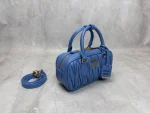 高仿包 MiuMiu Matelassé 新款 褶皺皮革手挽袋：圖片 4