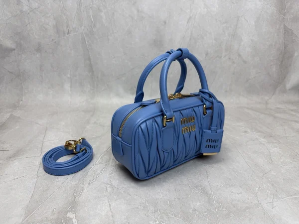 高仿包 MiuMiu Matelassé 新款 褶皺皮革手挽袋：圖片 4