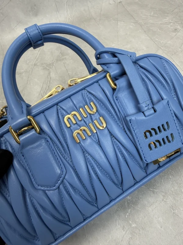 高仿包 MiuMiu Matelassé 新款 褶皺皮革手挽袋：圖片 6