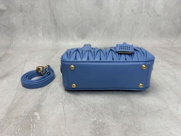 高仿包 MiuMiu Matelassé 新款 褶皺皮革手挽袋：圖片 7