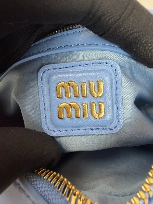 高仿包 MiuMiu Matelassé 新款 褶皺皮革手挽袋：圖片 10