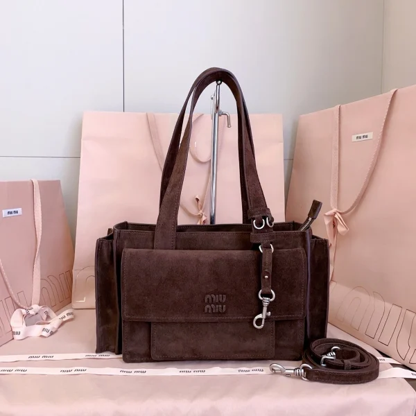 高仿包 MiuMiu Utilitaire 新款 麂皮手挽袋：圖片 2
