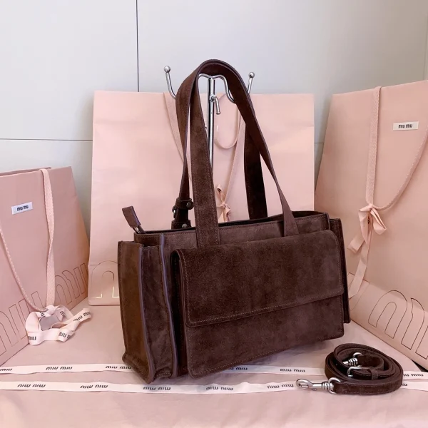 高仿包 MiuMiu Utilitaire 新款 麂皮手挽袋：圖片 4