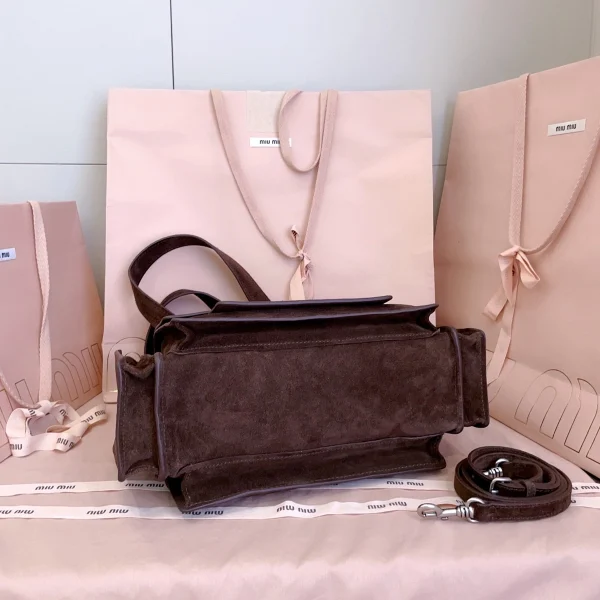 高仿包 MiuMiu Utilitaire 新款 麂皮手挽袋：圖片 5
