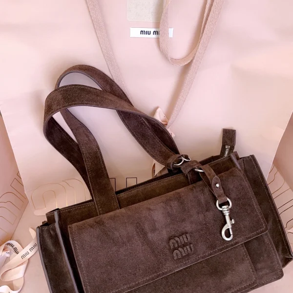 高仿包 MiuMiu Utilitaire 新款 麂皮手挽袋：圖片 6