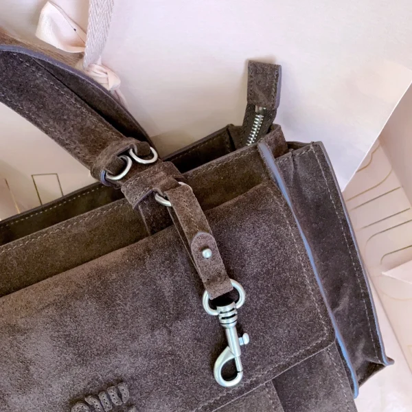高仿包 MiuMiu Utilitaire 新款 麂皮手挽袋：圖片 7