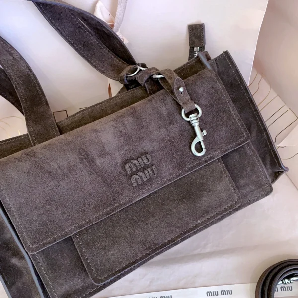 高仿包 MiuMiu Utilitaire 新款 麂皮手挽袋：圖片 8
