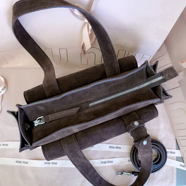 高仿包 MiuMiu Utilitaire 新款 麂皮手挽袋：圖片 9