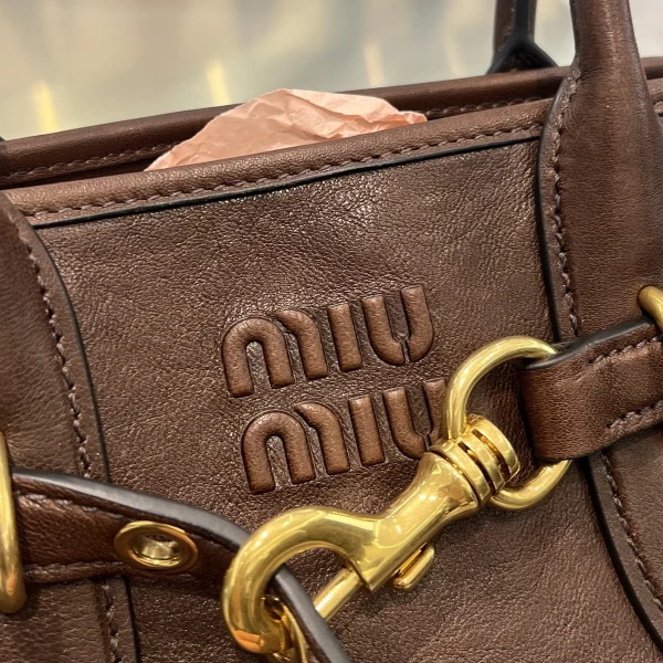 高仿包 MiuMiu Arcadie 新款 輕襯墊皮革手挽袋：圖片 7