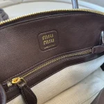 高仿包 MiuMiu Arcadie 新款 輕襯墊皮革手挽袋：圖片 8